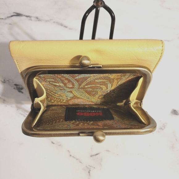 Vintage HOBO Int'l Light Yellow 'Robin' Leather Tri-Fold Wallet - Picture 3 of 12